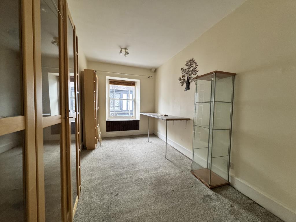 Lot: 86 - COMMERCIAL PROPERTY IN CENTRAL TOWN CENTRE LOCATION - First floor office space